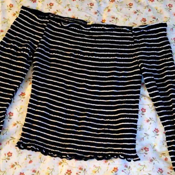 Off the shoulders black and white shirt! - Picture 1 of 2